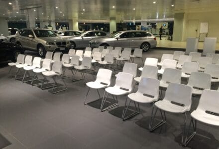 Sedia con seduta monoscocca bianca e gambe cromate, perfetta per eventi e conferenze
