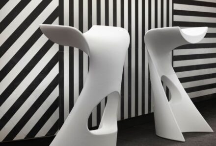 Sgabello Koncord bianco firmato Slide Design con forma ergonomica e struttura moderna