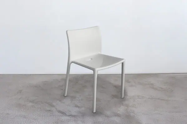 Sedia Air Chair di Magis in polipropilene, ideale per eventi interni ed esterni