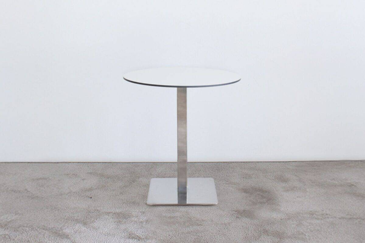 Il Tavolo bar rotondo bianco con gamba cromata è la scelta ideale per arredare bar, caffetterie, ristoranti e qualsiasi attività, certificazione ignifuga classe 1, idonea per eventi, fiere e congressi.