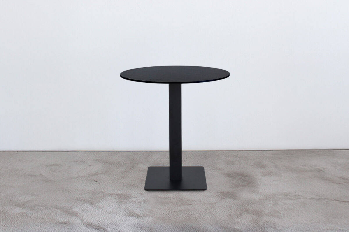 Il tavolo bar rotondo nero con gamba nera con certificazione ignifuga classe 1, idonea per eventi, fiere e congressi.